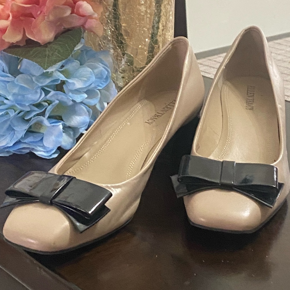 Ellen tracyCream and Black Flats with Bow Detail
